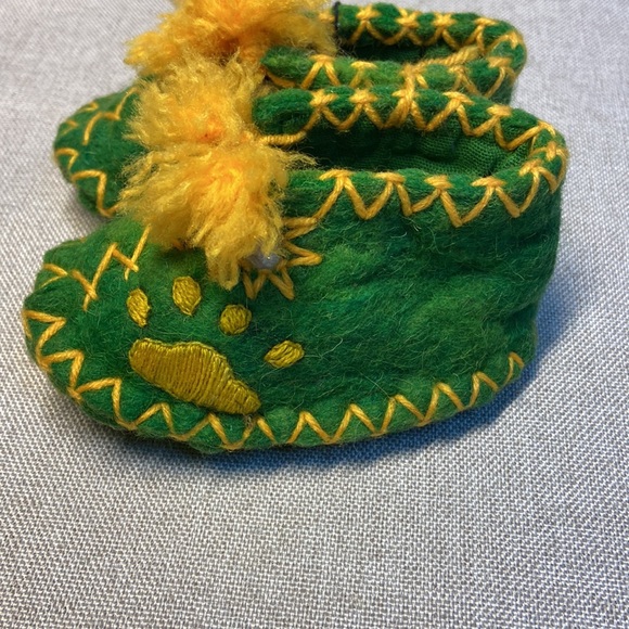 Embroidered Handmade Wool Felt Baby Slippers - Picture 2 of 8